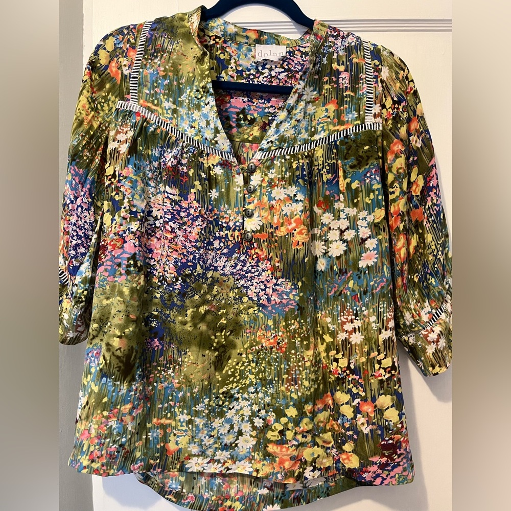 Very pretty, different top.   Looks like a watercolor painting.
